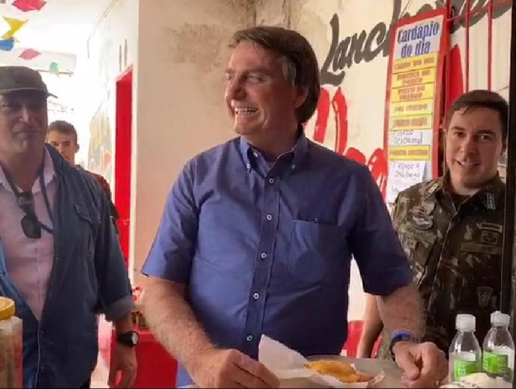 Em Brasília, Bolsonaro troca "lanchaciata" por pastel na feira