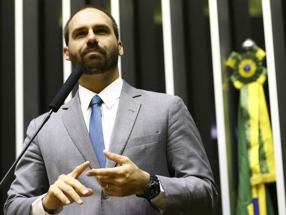 Eduardo Bolsonaro é condenado a pagar R$ 25 mil a Omar Aziz