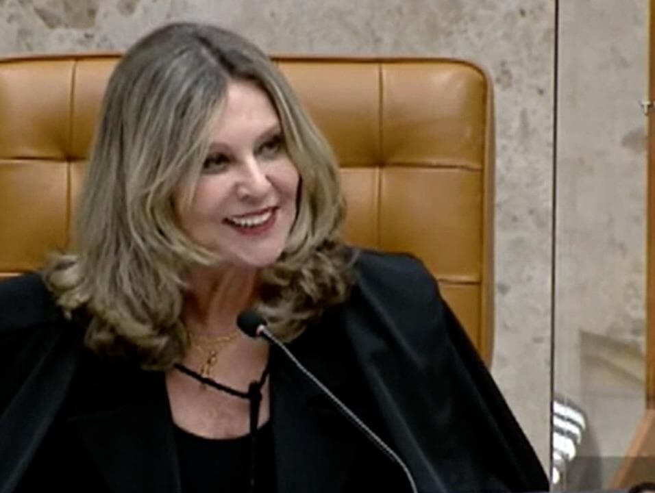 Vice-procuradora ri ao falar de "cabeça de ovo" de Moraes durante julgamento. Assista