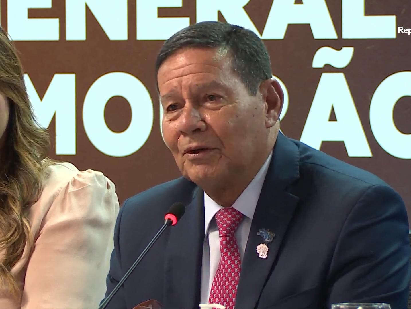 "Vai trazer os caras do túmulo de volta?", ironiza Mourão sobre investigações de tortura