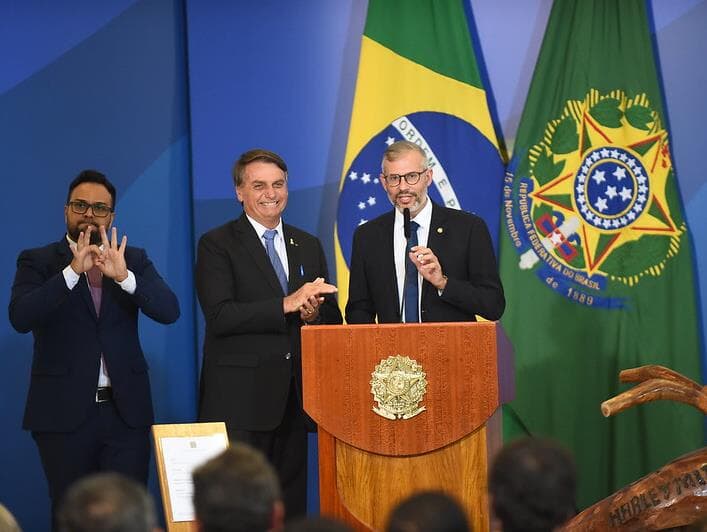 Bolsonaro oficializa Victor Godoy no MEC, mas deixa aberta chance de retorno de Milton Ribeiro