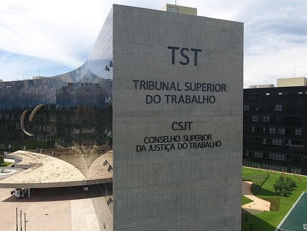 TST entrega proposta contra assédio sexual no trabalho a Bolsonaro