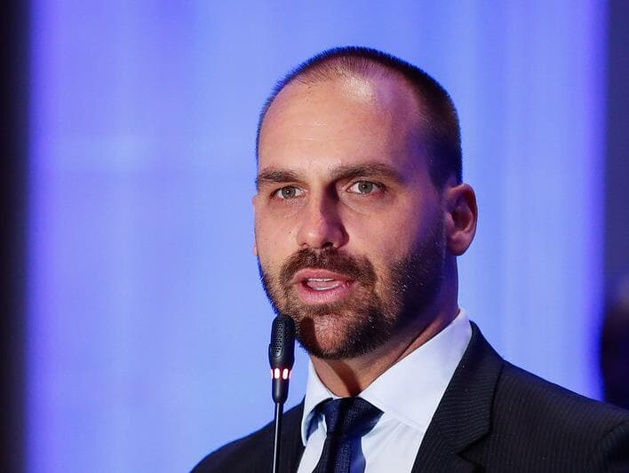 Eduardo Bolsonaro diz ter pena de cobra usada em tortura de Miriam Leitão