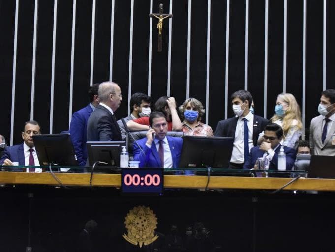 Congresso derruba vetos de Bolsonaro a socorro financeiro ao setor de eventos