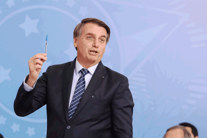 Bolsonaro volta a criticar alta nos combustíveis, mas nega que intervirá