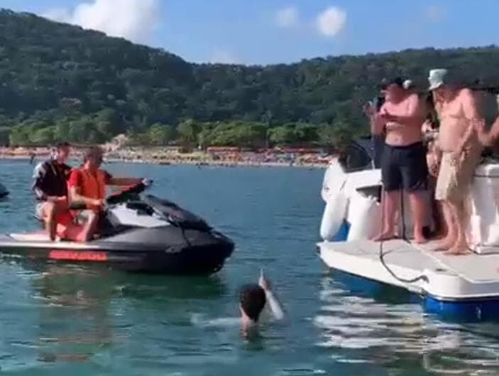 Em meio a cobranças sobre guerra, Bolsonaro passeia de jet ski no litoral paulista