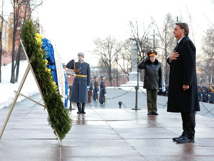 Bolsonaro encontra-se com Putin em Moscou após homenagem a soldados comunistas