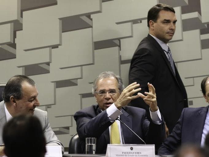 Flávio Bolsonaro revela incerteza de permanência de Paulo Guedes em eventual segundo mandato