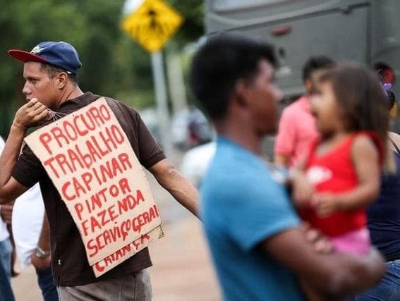 Taxa de desemprego recua, mas rendimento real tem nova queda