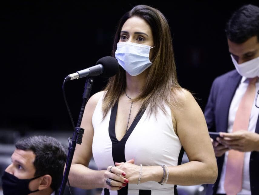 Flavia Arruda é afastada da secretaria do governo para tratar de "assuntos particulares"