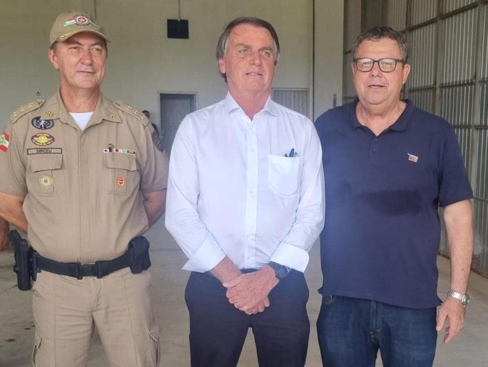 Deputado que esteve com Bolsonaro nessa segunda testa positivo para covid-19