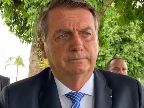 "Minha filha não vai se vacinar", diz Bolsonaro