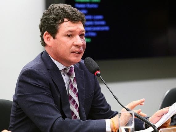 Novo líder do PT defende alianças e maior oposição a Bolsonaro em 2022