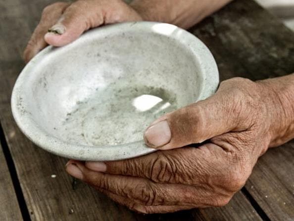 Um em cada quatro brasileiros viveu abaixo da linha da pobreza em 2020