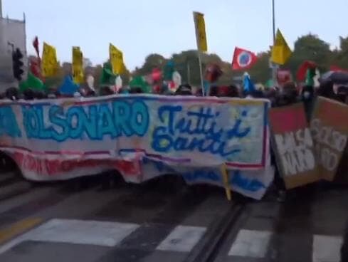 Polícia reprime manifestação contra Bolsonaro na Itália; veja vídeo