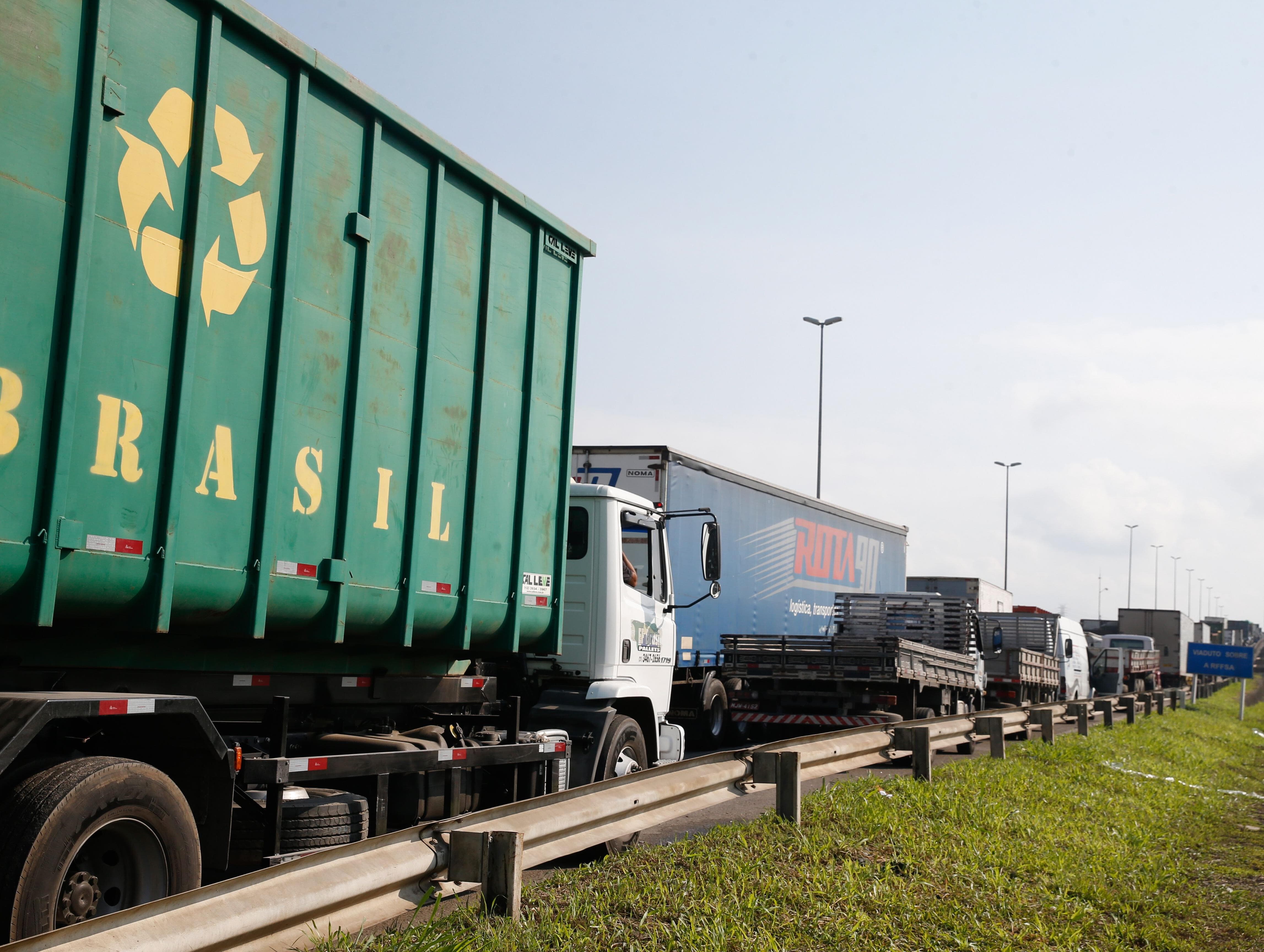 Com Bolsonaro na Itália e COP26 na Escócia, país começa a semana preocupado com a greve dos caminhoneiros