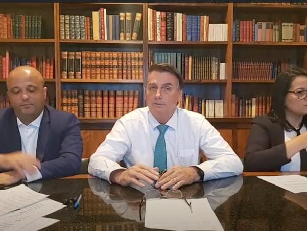 Bolsonaro requenta fake news que associa vacina contra covid ao HIV