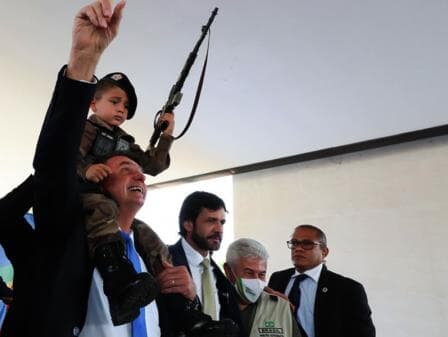 Pediatras repudiam foto de Bolsonaro com criança com arma: "Não é brinquedo"