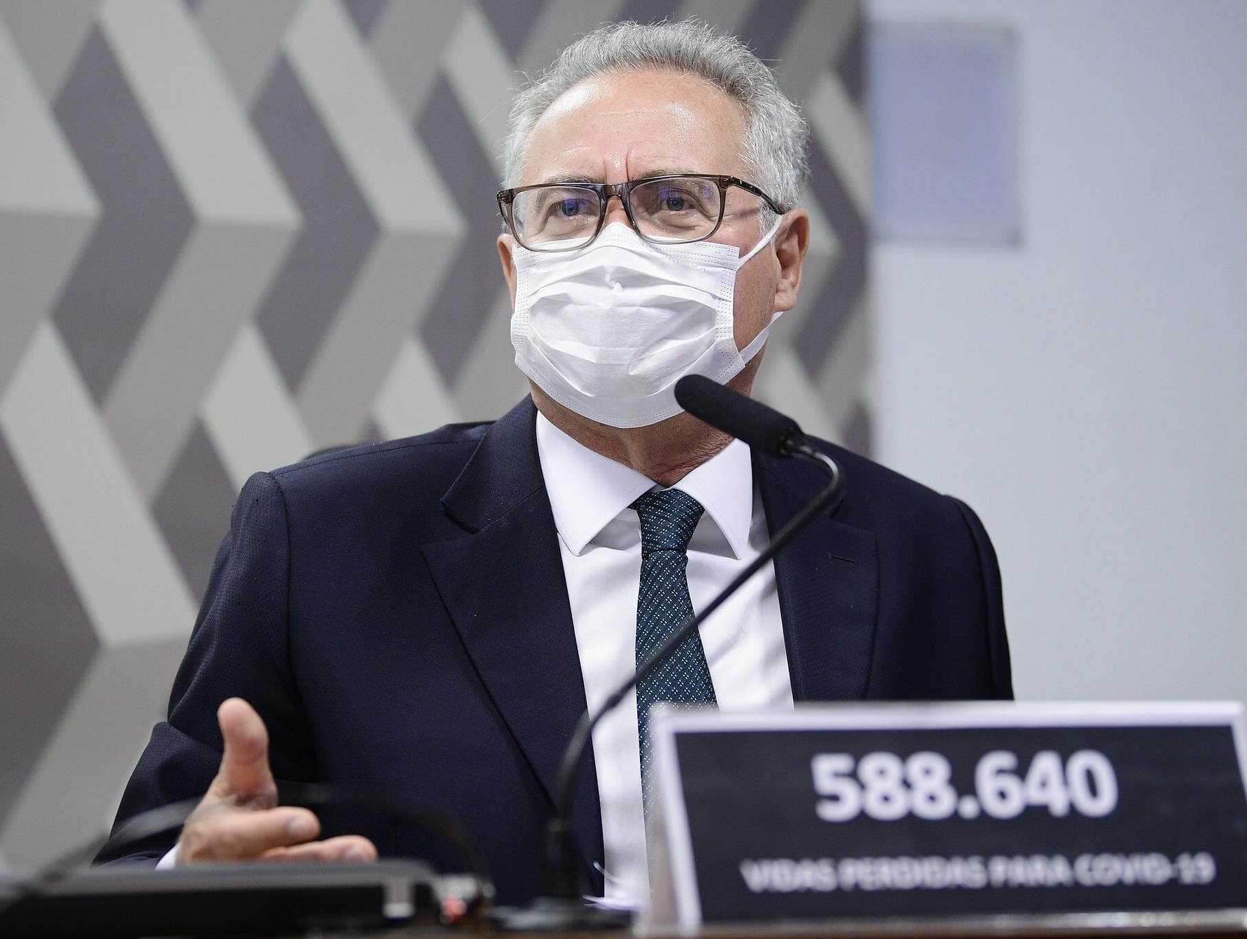 "Confissão de crime", diz Renan sobre suspender vacinação de adolescentes