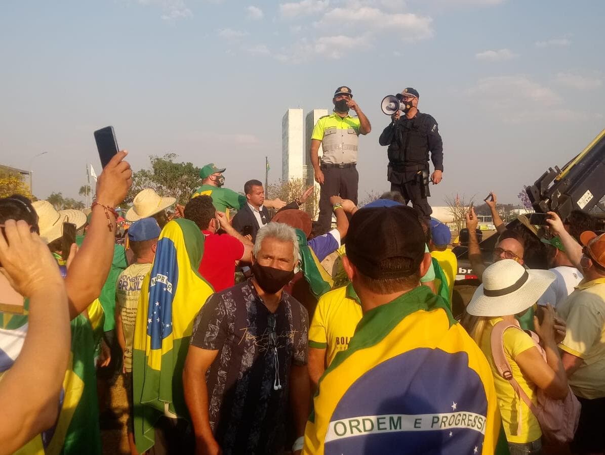 Manifestantes bolsonaristas continuam na Esplanada. PM tenta acordo para desobstruir vias