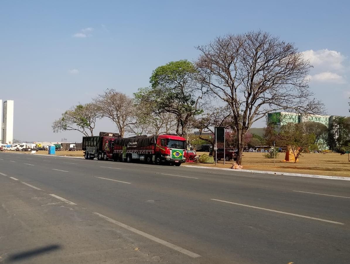 Sem apoio de caminhoneiros, greve fracassa