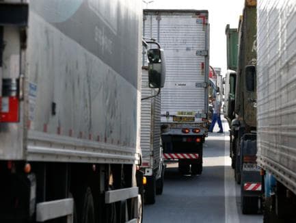 Caminhoneiros bloqueiam rodovias em 13 estados do país