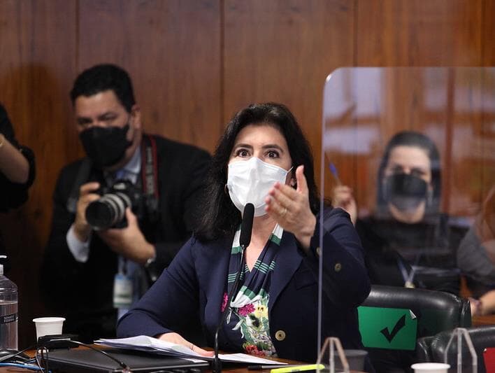 Reação do Congresso a Bolsonaro depende das ruas, diz Simone Tebet