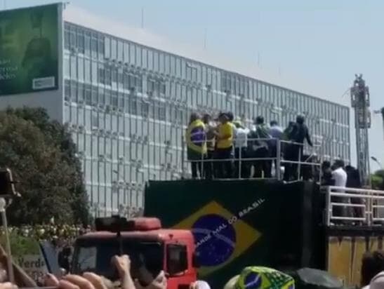 Bolsonaro ameaça Fux e Moraes: "Ou se enquadra ou pede para sair". Veja vídeo