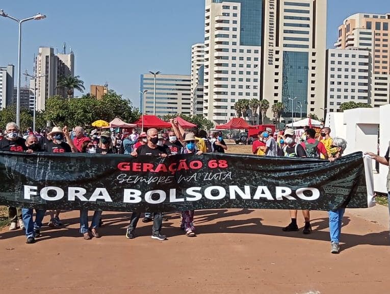 Manifestantes contra Bolsonaro protestam próximos à Esplanada