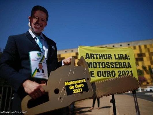 Arthur Lira recebe prêmio Motosserra de Ouro 2021 em protesto do Greenpeace