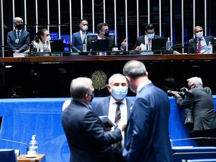 Senadores reagem a pedido de Bolsonaro contra ministros do STF: "Vai trabalhar!"