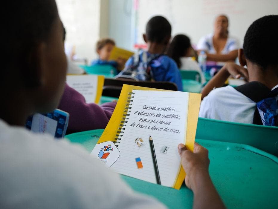 Um governo anacrônico não constrói a educação do futuro