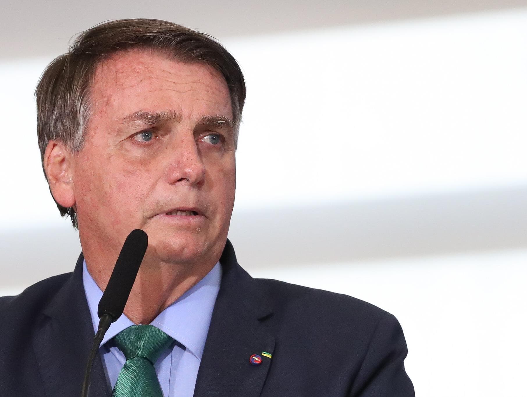 Bolsonaro anuncia auxílio emergencial e ataca governadores e prefeitos