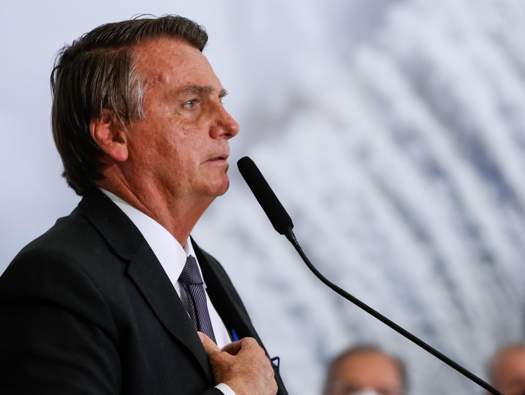 Bolsonaro ameaça ato inconstitucional após ser incluído em inquérito das fake news