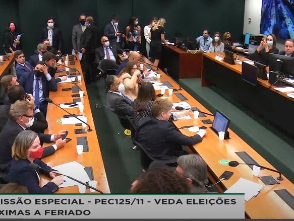 Comissão da Câmara adia votação de PEC que muda sistema eleitoral