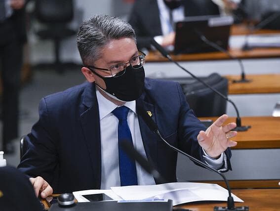 Senador Alessandro Vieira enquadra Blanco em depoimento na CPI