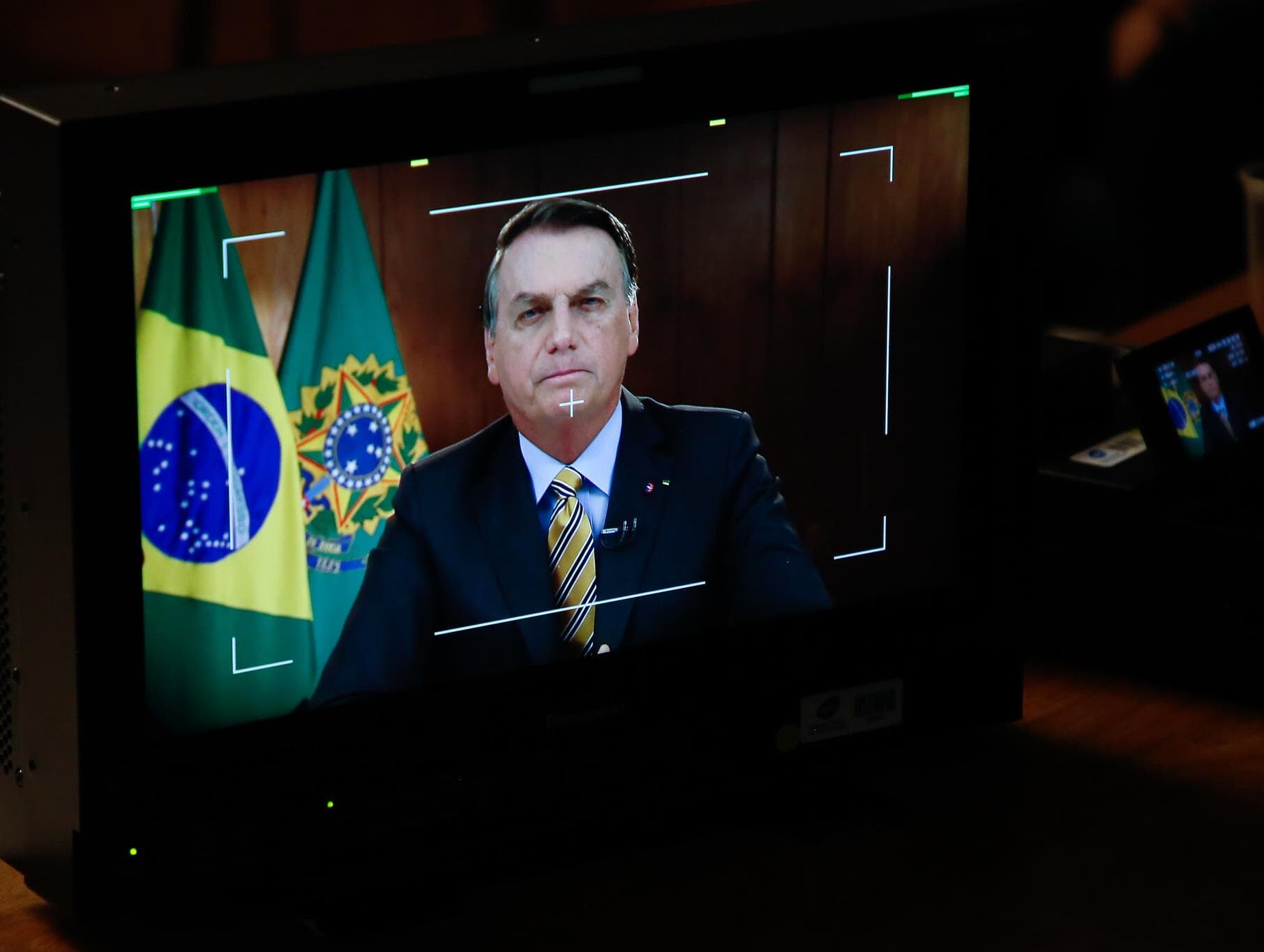 Bolsonaro fala em vetar fundo eleitoral, durante entrevista à TV Brasil