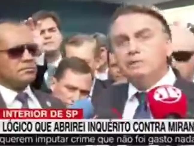 Bolsonaro dá segundo show de grosseria contra uma jornalista em quatro dias