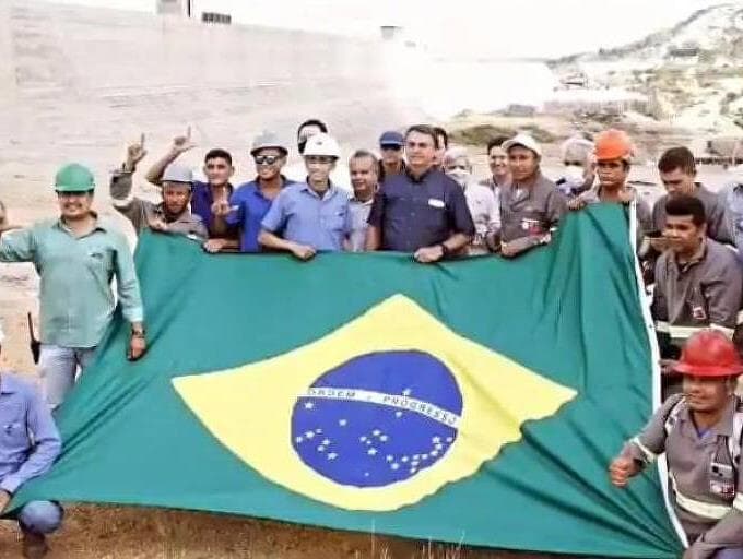 Em foto com Bolsonaro, operários fazem gesto associado a apoiadores de Lula