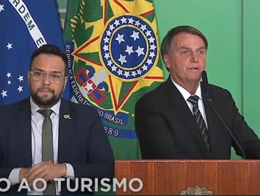 Bolsonaro ignora protocolos de saúde para liberar vacinados de máscara