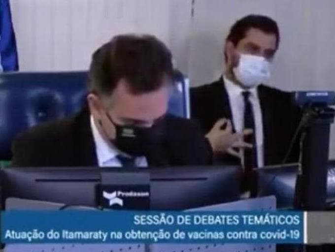 MPF denuncia assessor de Bolsonaro por gesto racista no Senado