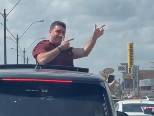 Vídeo: Flávio Bolsonaro faz gesto de arma e provoca manifestantes pró-impeachment