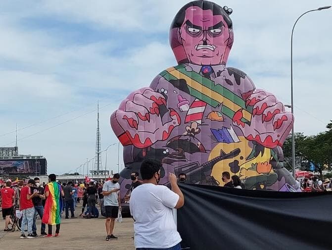 Bolsovírus e genocida: manifestantes em Brasília pedem impeachment de Bolsonaro