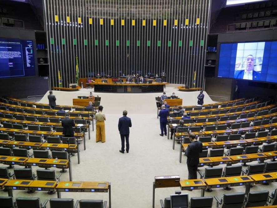 Deputados aprovam projeto que reduz tempo de fala e limita sessões