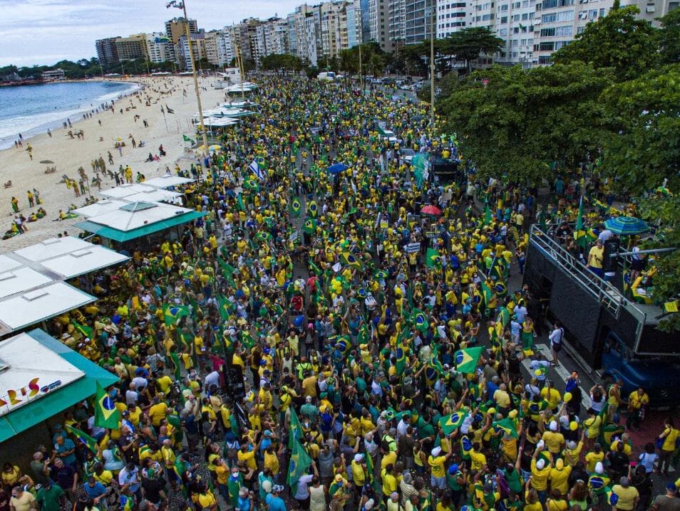 Bolsonaristas fazem atos em apoio ao governo federal e ignoram pandemia