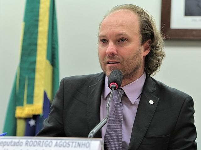 "Mundo não acredita mais no Brasil", diz líder ambientalista no Congresso