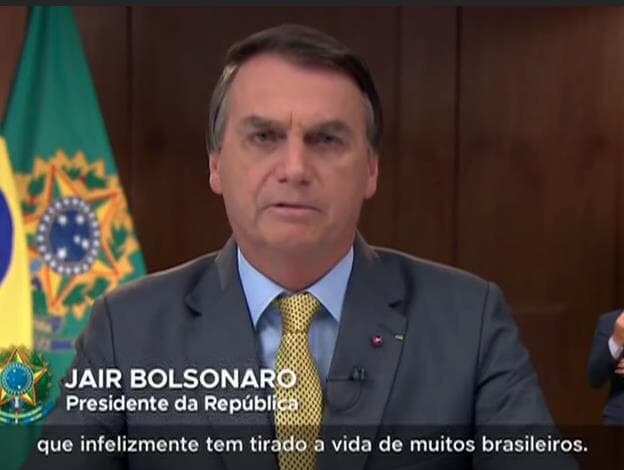 Em meio a panelaço e recorde de mortes, Bolsonaro nega omissão