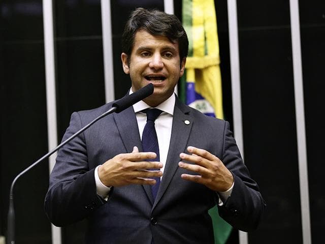 PP pressiona Bolsonaro para que Dr. Luizinho substitua Pazuello