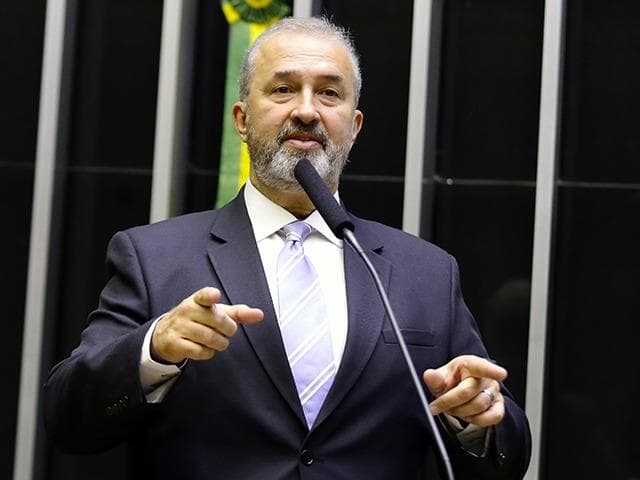 Deputado ligado à Universal diz haver consenso pela saída de Pazuello