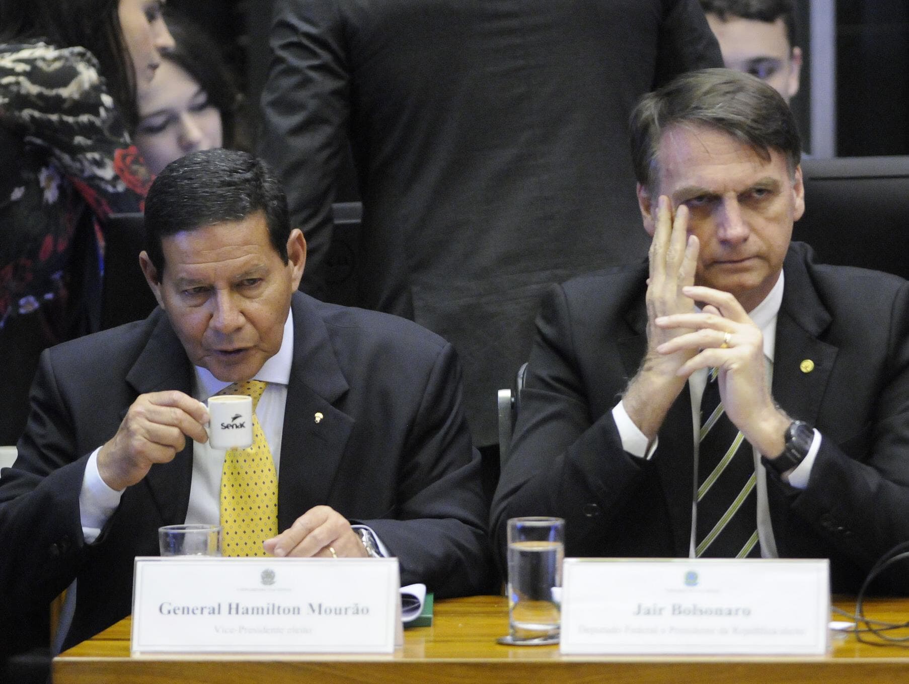 Bolsonaro se reúne com Mourão, em meio a relação estremecida